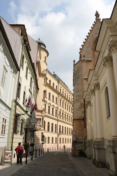 Bratislava Eslováquia Abril 2011 Vista Rua Frantiskanska Praça Frantiskanske — Fotografia de Stock