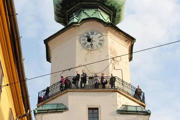 Bratysława Słowacja Kwiecień 2011 Turyści Wieży Bramy Michałskiej Przy Michałskiej — Zdjęcie stockowe