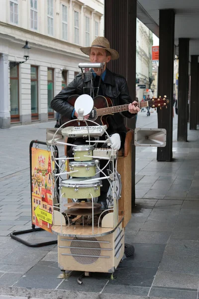 Bratislava Slowakije April 2011 Multiinstrumentale Muzikant Oude Smalle Straat Van — Stockfoto