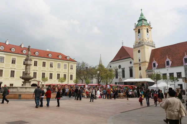 Bratislava Eslováquia Abril 2011 Fonte Maximiliano Pessoas Feira Páscoa Torre — Fotografia de Stock