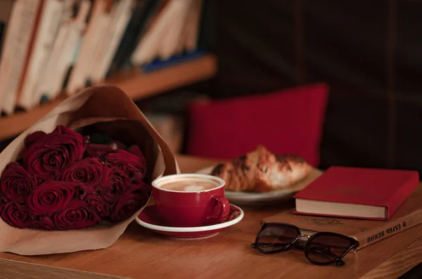 Una Taza Café Croissant Sobre Fondo Libros Rosas — Foto de Stock