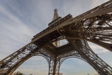 Eyfel Kulesi dikmesi