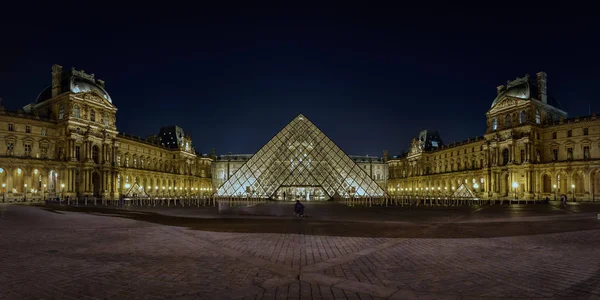 Louvre cam piramit dış görünüş — Stok fotoğraf