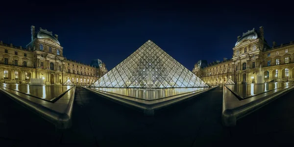 Louvre cam piramit dış görünüş — Stok fotoğraf
