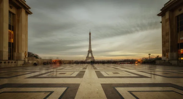 Eiffelturm über bewölktem himmel aus trocadero-gebiet — Stockfoto