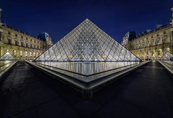 Louvre cam piramit dış görünüş — Stok fotoğraf