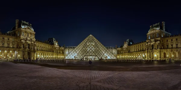 Louvre dış geceleri — Stok fotoğraf