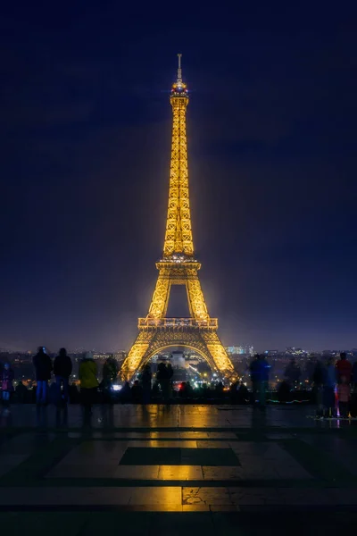 Eiffelturm in der Nacht beleuchtet — Stockfoto