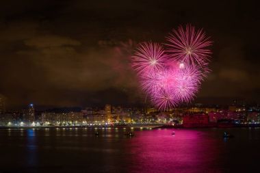 Fireworks uygulamasında Coruna, İspanya kıyısında güzel renkli 