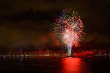 Fireworks uygulamasında Coruna, İspanya kıyısında güzel renkli 