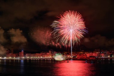 Güzel havai fişek koyu geceleri Coruna, İspanya kıyılarında renkli 
