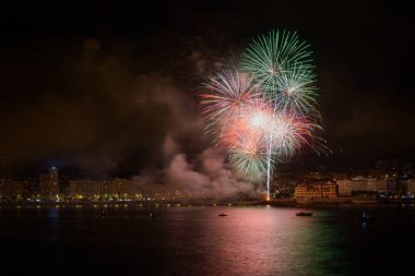 Güzel havai fişek koyu geceleri Coruna, İspanya kıyılarında renkli 