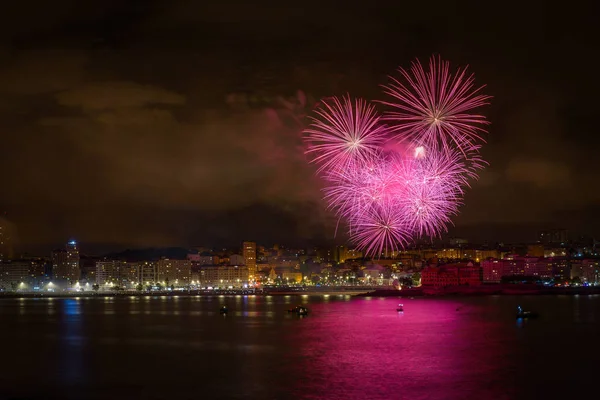 Fireworks uygulamasında Coruna, İspanya kıyısında güzel renkli 