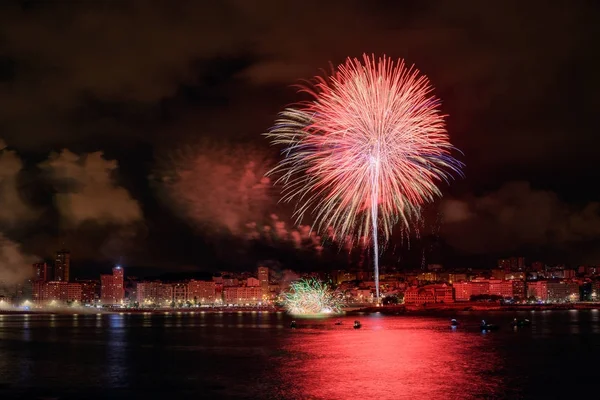 Güzel havai fişek koyu geceleri Coruna, İspanya kıyılarında renkli 