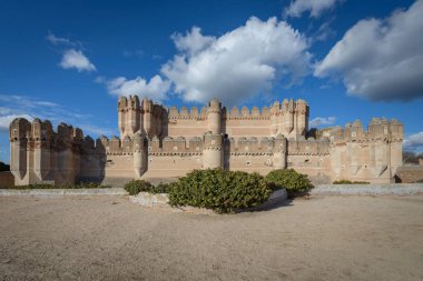 15. yüzyılda inşa edilmiştir tahkimat ve segovia ili, castilla coca yer almaktadır Coca Kalesi (castillo de coca) y leon, İspanya