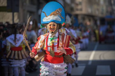 Gigarron, binlerce turistin ilgisini çeken ulusal bir etkinlik olan Verin, İspanya Karnavalı 'nın ana aktörü.
