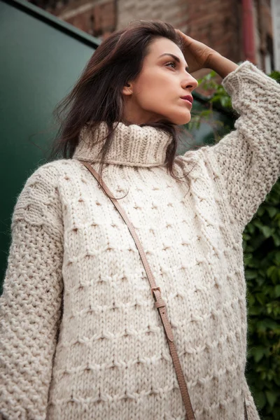 Streetstyle žena nosí barevné pletený svetr — Stock fotografie