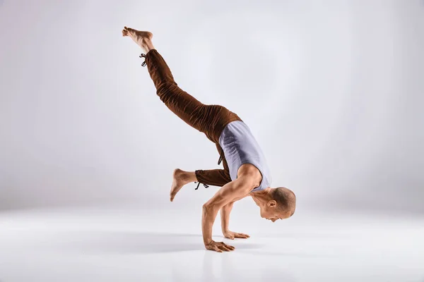 Чоловік робить йогу ізольовано на білому тлі — стокове фото