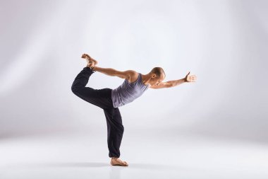 Beyaz arka plan üzerinde izole yoga yapan erkek