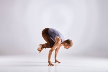 Beyaz arka plan üzerinde izole yoga yapan erkek
