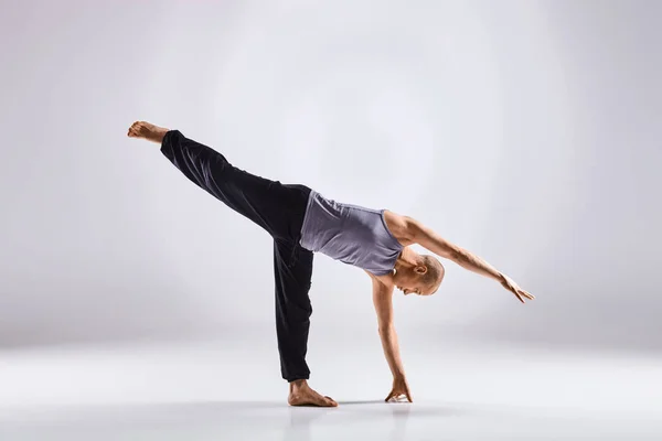 Hombre haciendo yoga aislado sobre fondo blanco —  Fotos de Stock