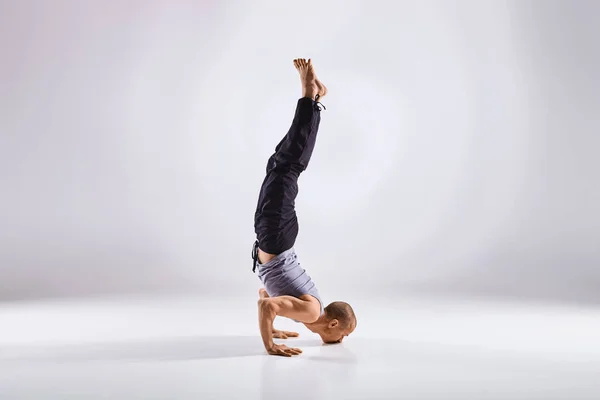 Man gör yoga isolerad på vit bakgrund — Stockfoto