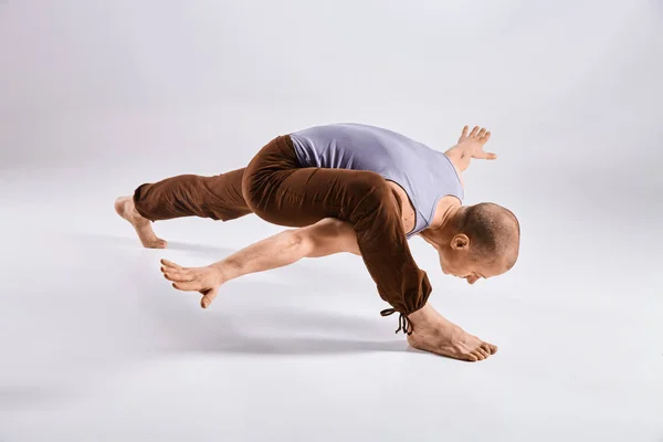 Man gör yoga isolerad på vit bakgrund — Stockfoto