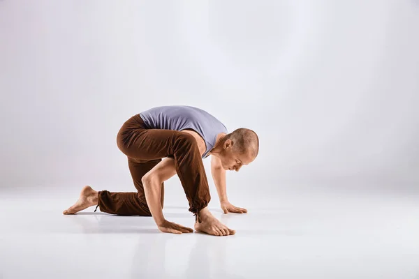 Hombre haciendo yoga aislado sobre fondo blanco —  Fotos de Stock