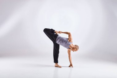 Beyaz arka plan üzerinde izole yoga yapan erkek