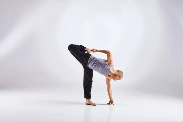 Uomo che fa yoga isolato su sfondo bianco — Foto Stock