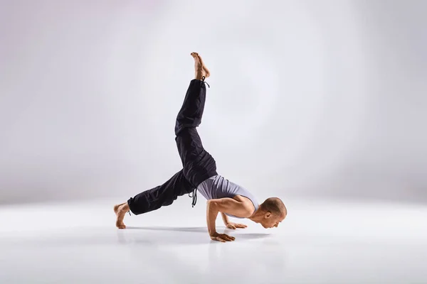 Hombre haciendo yoga aislado sobre fondo blanco —  Fotos de Stock