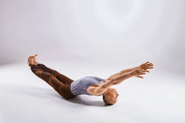 Hombre haciendo yoga aislado sobre fondo blanco —  Fotos de Stock