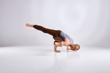 Beyaz arka plan üzerinde izole yoga yapan erkek
