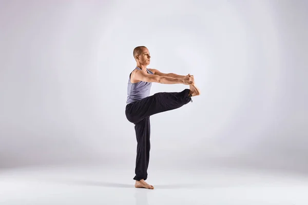Man gör yoga isolerad på vit bakgrund — Stockfoto