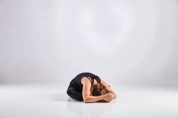 Mujer haciendo práctica de yoga — Foto de Stock
