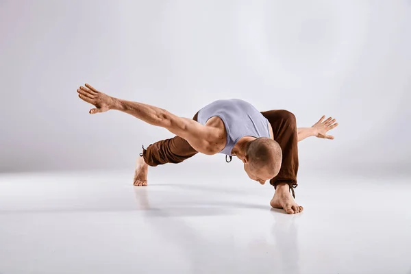 Hombre haciendo yoga aislado sobre fondo blanco —  Fotos de Stock