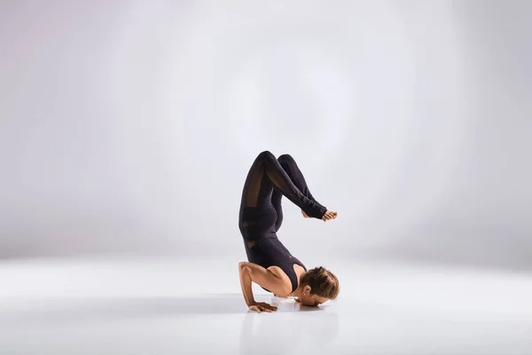 Kvinna som utövar yoga — Stockfoto