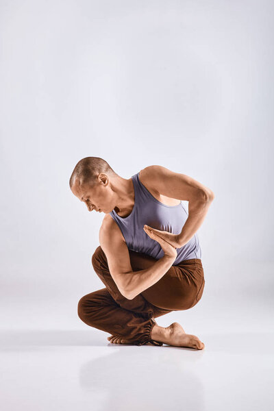 Человек, занимающийся йогой изолирован на белом фоне
