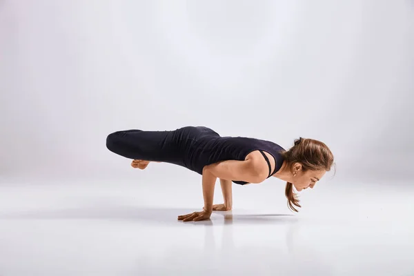 Donna che fa pratica yoga — Foto Stock