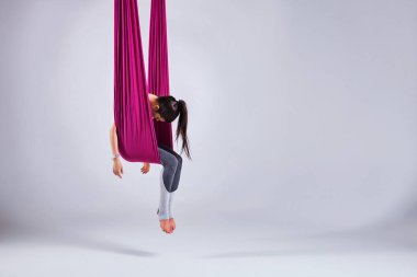 Hava farklı inversiyon Anti yerçekimi yoga bir hamak