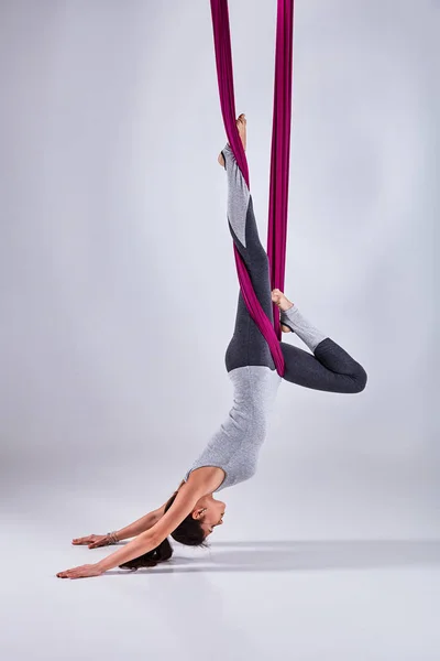 Yoga antigravité d'inversion différente aérienne dans un hamac — Photo