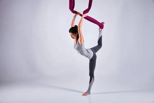 Inversión aérea diferente yoga antigravedad en una hamaca —  Fotos de Stock