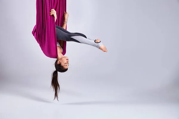 Yoga antigravitazionale di inversione differente aereo in un hammock — Foto Stock