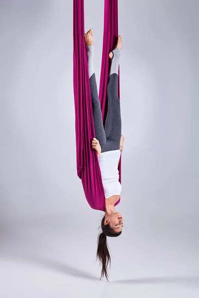 Yoga antigravité d'inversion différente aérienne dans un hamac — Photo