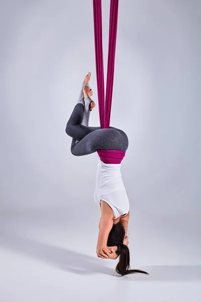 Luchtfoto verschillende inversie antigravity yoga in een hangmat — Stockfoto
