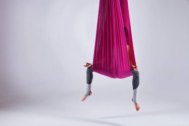 Hava farklı inversiyon Anti yerçekimi yoga bir hamak