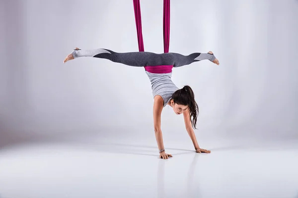 Inversión aérea diferente yoga antigravedad en una hamaca — Foto de Stock