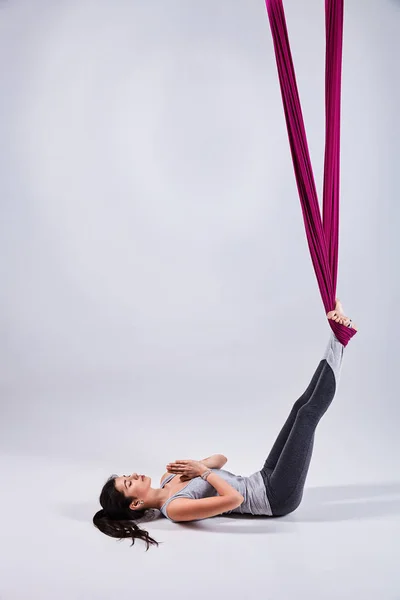 Luchtfoto verschillende inversie antigravity yoga in een hangmat — Stockfoto