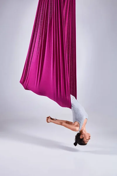 Luchtfoto verschillende inversie antigravity yoga in een hangmat Rechtenvrije Stockfoto's