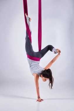 Hava farklı inversiyon Anti yerçekimi yoga bir hamak